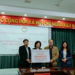 Đại diện Lien Minh Group và N.G.O RP CAPITAL ủng hộ 100.000.000 đồng